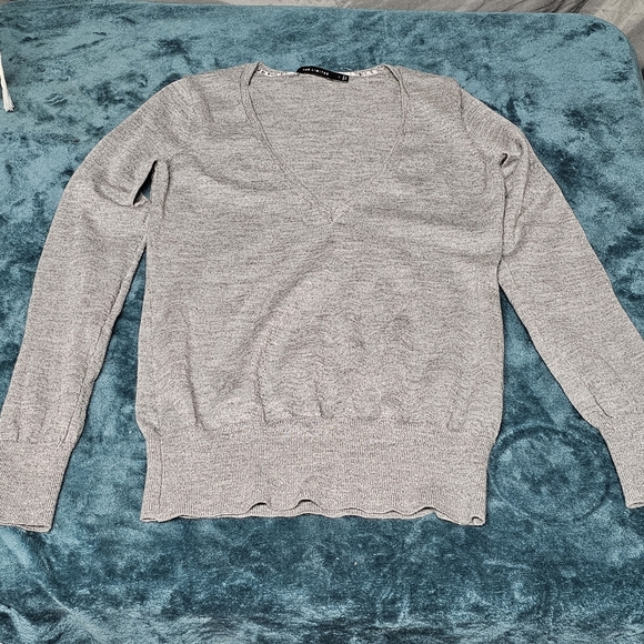 The Limited Sweaters - 3/$25 The Limited Gray & Glittery Merino Wool V Neck Sweater size Large